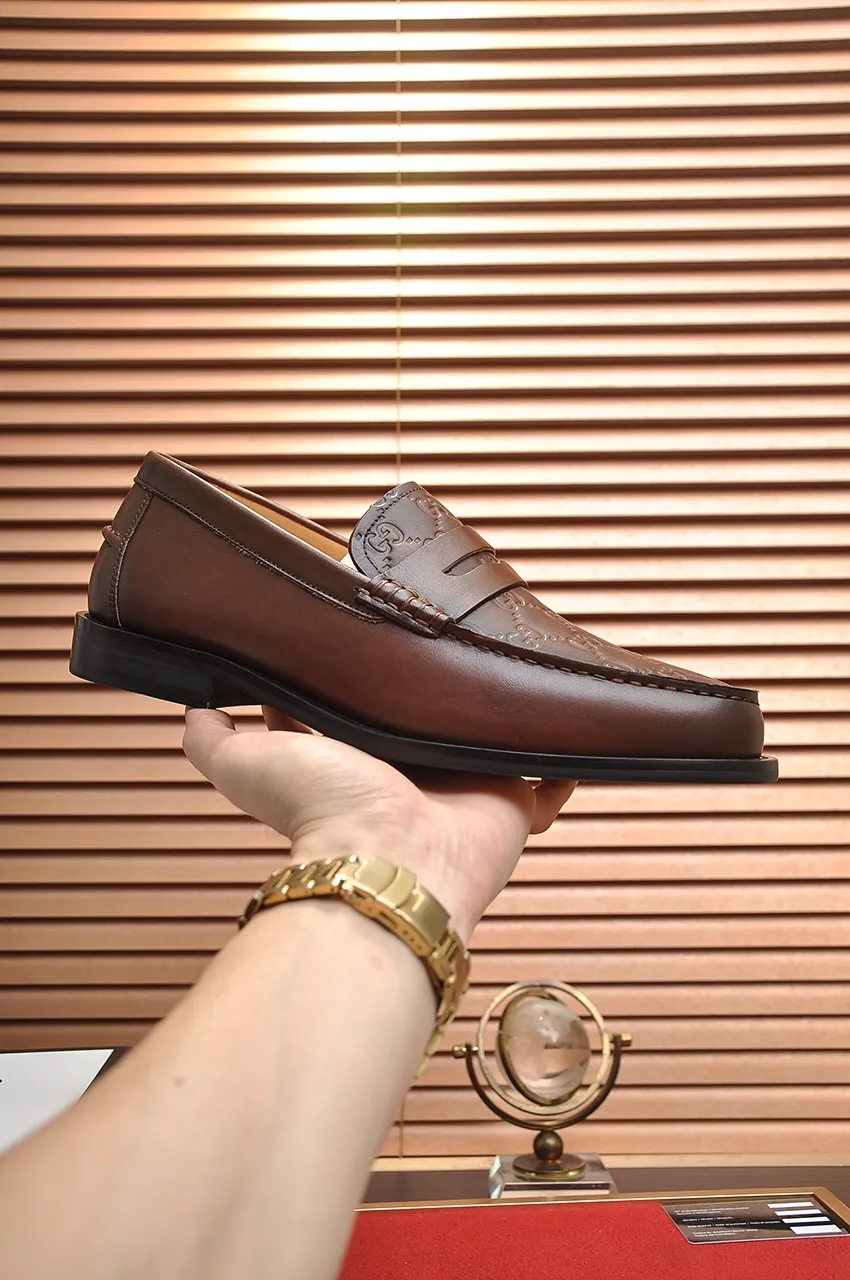 Men's shoes💰560💶Italy's top luxury men's shoe giant (GUCCI) (Gucci) (full cowhide lining) new arrival🍃Original European style🔰 Pleasant to the eye😍In order to make the shoes more durable and non-deformable🌀The production continues to follow traditional methods but there is still no lack of innovation💪Choose original sheepskin for the leather♻️ Smooth and natural And extra bright ⭐Made of imported cowhide, the first choice of rich people 38-45 (45 customized)